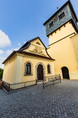 Kafatası Şapeli (ossuary chapel) ve Kutsal Bartholomew Kilisesi 'nin çan kulesi. Czermna, Kudowa-Zdroj, Polonya, Avrupa