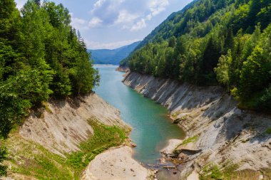 Arges Nehri 'ndeki yapay Vidraru Gölü. Fagara Dağları, Transfagarasan yolu, Transilvanya, Romanya