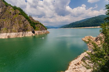 Arges Nehri 'ndeki yapay Vidraru Gölü. Fagara Dağları, Transfagarasan yolu, Transilvanya, Romanya