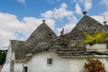 Geleneksel Trulli evleri. Taştan yapılmış konik çatılar. Alberobello, Bari ili, Puglia bölgesi, İtalya