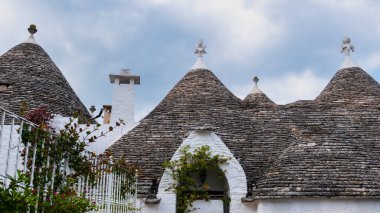 Geleneksel Trulli evleri. Taştan yapılmış konik çatılar. Alberobello, Bari ili, Puglia bölgesi, İtalya