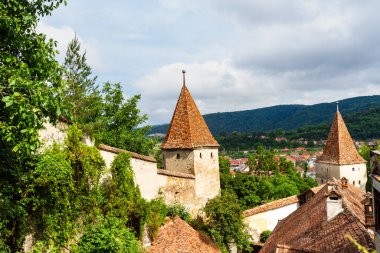 Savunma duvarları ve kuleleri. Yukarıdan bak. Sighisoara, Transilvanya, Romanya
