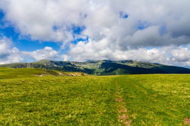 Urdele Geçidi 'nden Parang Dağları' nın manzarası. Güney Karpatlar, Romanya