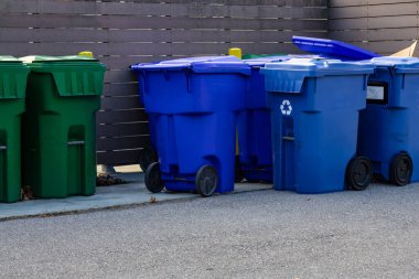 Atıkları ayırmak için yeşil ve mavi konteynırlar. Ontario, Kanada