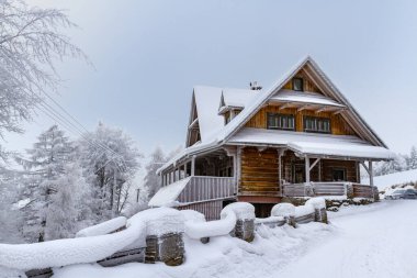 Polonya dağlarında kış. Kışın dağ kulübesi. Geleneksel Highlander restoranının altında bir çiftlik. Koszarawa, Beskidy Dağları, Silezya, Polonya