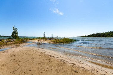 Huron Gölü. Bruce Yarımadası 'nın vahşi kumlu kıyıları. Ontario, Kanada