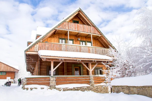 Berg huisje in de winter — Stockfoto