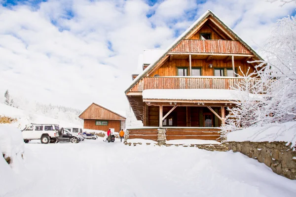 Casa de campo de montanha no inverno — Fotografia de Stock