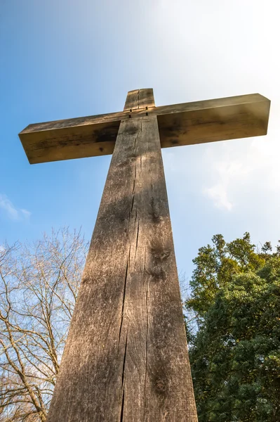 Grand crucifix en bois — Photo