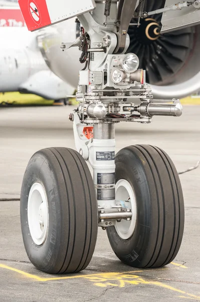 Airbus A350 nose wheel undercarriage — Stock Photo, Image