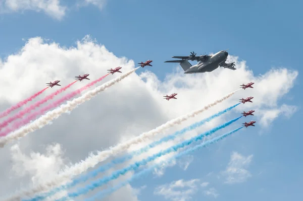 Red Arrows and Airbus A400M — Stock Photo, Image