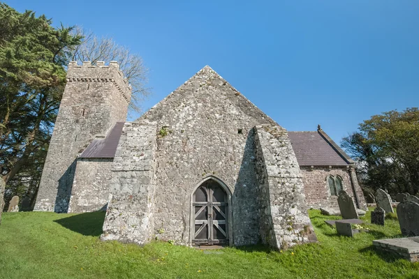 Middeleeuwse kerk en kerkhof — Stockfoto