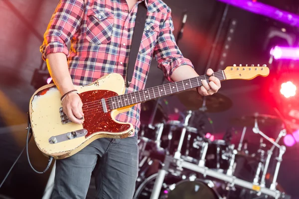 Gitarzysta na scenie — Zdjęcie stockowe