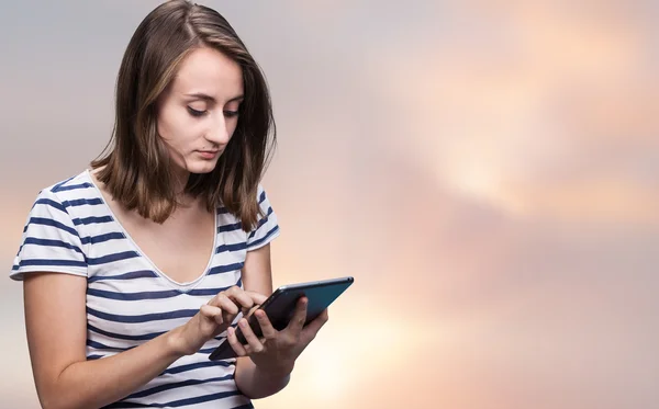Frau mit digitalem Tablet-PC — Stockfoto