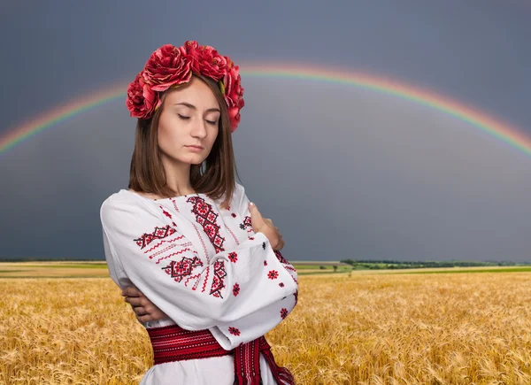 Ukrayna Milli takım elbiseli genç kız — Stok fotoğraf