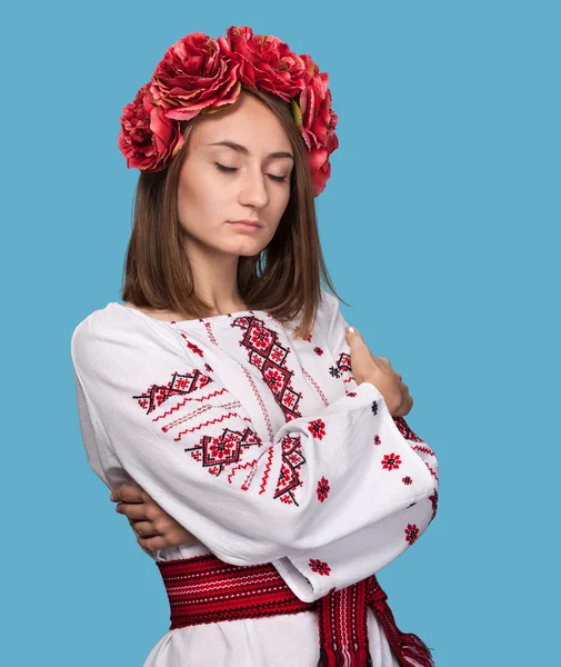 Junges Mädchen im ukrainischen Nationalanzug — Stockfoto