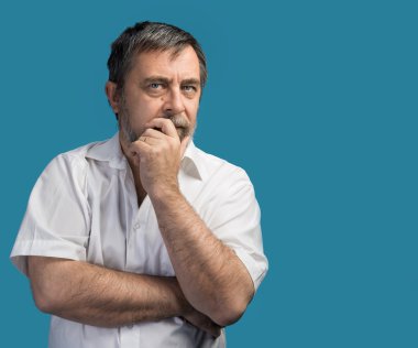 düşünceli orta yaşlı adam