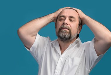 yorgun bir orta yaşlı adam