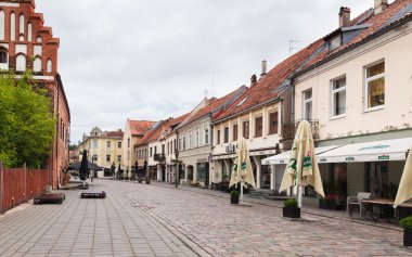 Kaunas eski şehir sokaklarında sabah erken.