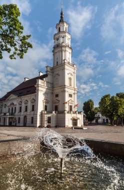 Eski şehirde belediye binasının görünümü. Kaunas, Litvanya