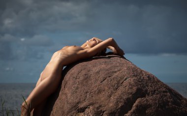 Doğanın keyfini genç çıplak kadın