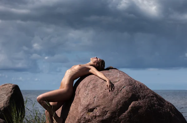 Doğanın keyfini genç çıplak kadın