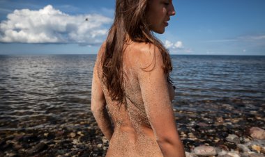 Doğanın keyfini genç çıplak kadın