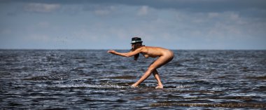 Doğanın keyfini genç çıplak kadın