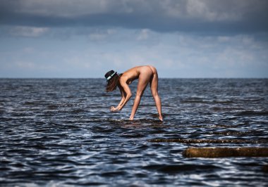 Doğanın keyfini genç çıplak kadın