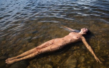 Doğanın keyfini genç çıplak kadın