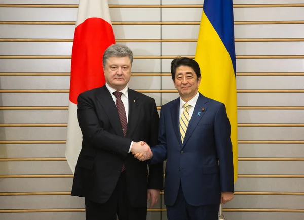 Petro Poroshenko and Shinzo Abe — Stock Photo, Image