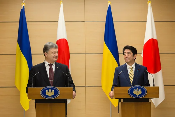 Petro Poroshenko and Shinzo Abe — Stock Photo, Image