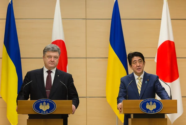 Petro Poroshenko and Shinzo Abe — Stock Photo, Image