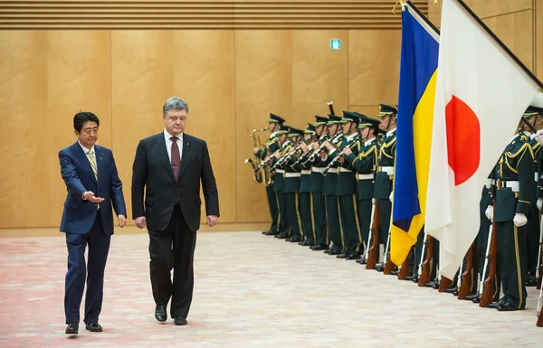 Petro Poroshenko och Shinzo Abe — Stockfoto