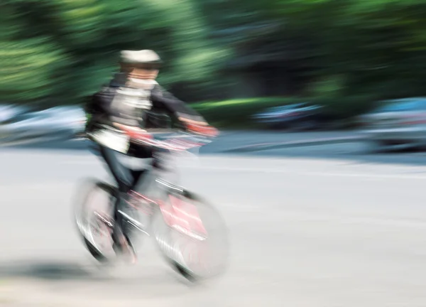 Chłopiec rowerzysta w ruchu na jezdni miasta — Zdjęcie stockowe