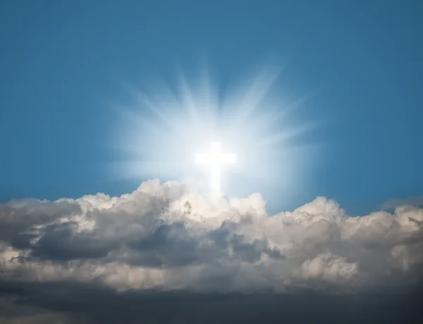 Croix sainte rayonnante dans le ciel bleu — Photo