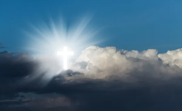 Brilhando santa cruz no céu azul — Fotografia de Stock