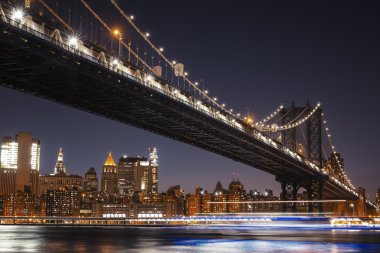 Manhattan siluetinin ve geceleri Manhattan Köprüsü