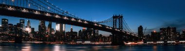 Manhattan siluetinin ve geceleri Manhattan Köprüsü