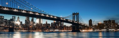 Manhattan siluetinin ve geceleri Manhattan Köprüsü