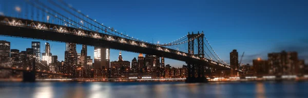 Манхэттен Скайлайн и Манхэттенский мост ночью — стоковое фото