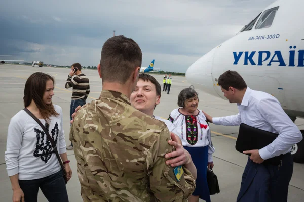 Hjälte av Ukraina Stig Savchenko efter befrielsen från ryska p — Stockfoto