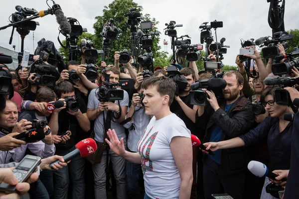 Héroe de Ucrania Nadiya Savchenko después de la liberación de Rusia p —  Fotos de Stock