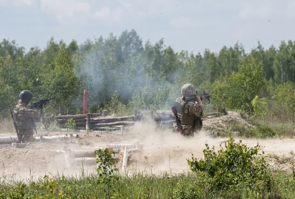 Les forces armées ukrainiennes dans la zone d'entraînement militaire — Photo