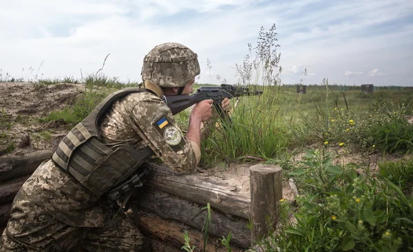 Les forces armées ukrainiennes dans la zone d'entraînement militaire — Photo