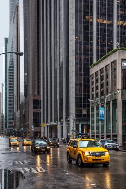 Manhattan sokaklarında yağmurlu bir gün