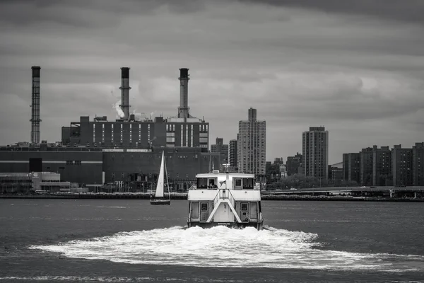 Barcos en el East River en Nueva York — Foto de Stock