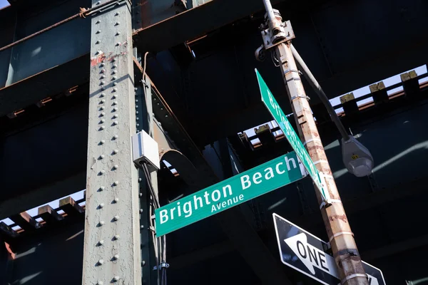 Semne stradale pentru Brighton Beach Avenue — Fotografie, imagine de stoc