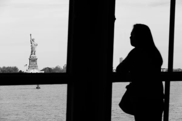 Mujer mirando la estatua de la libertad — Foto de Stock