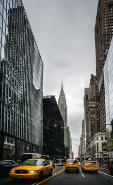 Bulutlu havalarda akşam Chrysler bina ve Manhattan